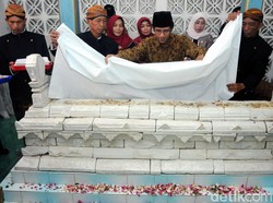 Warga Padati Tradisi Ganti Selimut Makam Maulana Ibrahim di Merbabu
