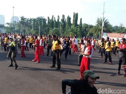 Kompaknya Polisi dan TNI Olahraga Bareng di Monas