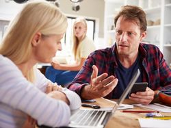 Suami Lebih Mementingkan Kebutuhan Adik Ketimbang Keluarga Inti