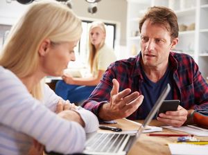 Suami Lebih Mementingkan Kebutuhan Adik Ketimbang Keluarga Inti