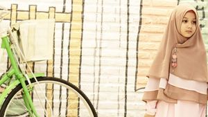 Foto: Manisnya Putri Lyra Virna Saat Berhijab Syari Seperti Ibunya