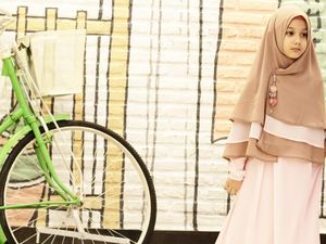 Foto: Manisnya Putri Lyra Virna Saat Berhijab Syari Seperti Ibunya Foto: Manisnya Putri Lyra Virna Saat Berhijab Syari Seperti Ibunya
