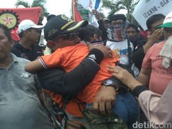 Tiba di Bekasi, Ade Kenzo Peluk Anak Istri