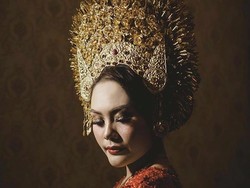 Foto: Hiasan Kepala Pengantin Adat Indonesia yang Mewah dan Megah