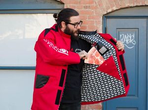 Parka Pizza Hut yang Keren Ini Bisa Bikin Pizza Tetap Hangat