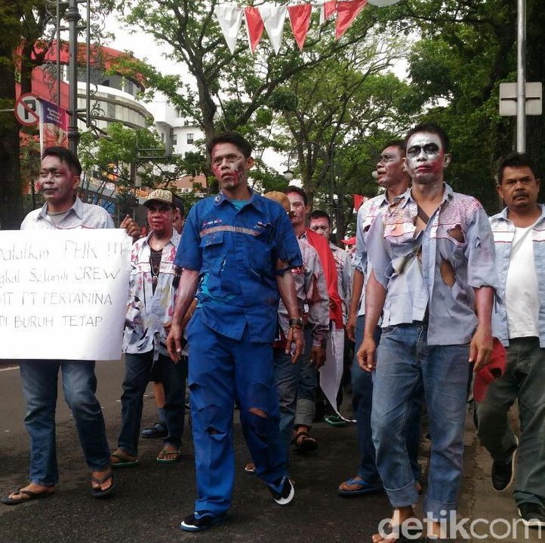 Puluhan Buruh Zombi Jalan Kaki dari Bandung ke Jakarta