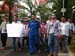 Puluhan Buruh Zombi Jalan Kaki dari Bandung ke Jakarta