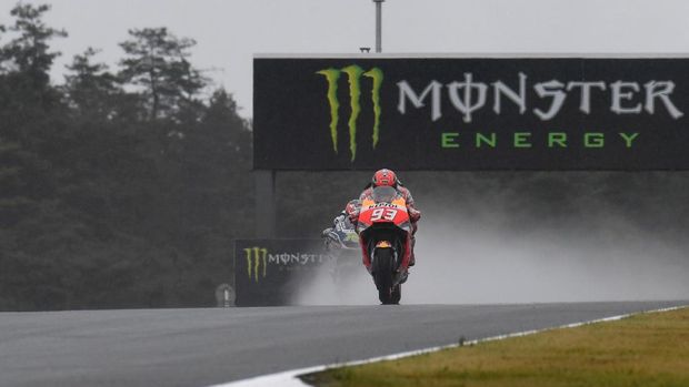 Marc Marquez berusaha berjabat tangan dengan Valentino Rossi di sesi konferensi pers.