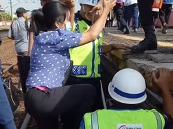 Kisah Petugas Stasiun Jayakarta yang Rela Pahanya Diinjak Emak-emak