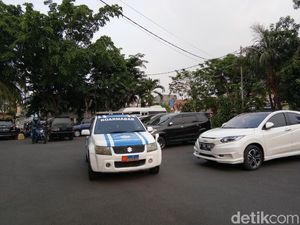 Anggota TNI dan Pemobil yang Baku Hantam Diperiksa di Polres Jaktim Anggota TNI dan Pemobil yang Baku Hantam Diperiksa di Polres Jaktim