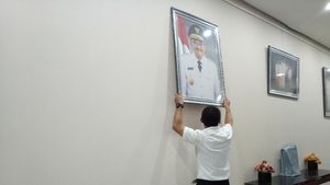 Foto: Barang dan Lukisan Djarot Diangkut dari Ruang Gubernur