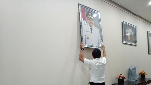 Foto: Barang dan Lukisan Djarot Diangkut dari Ruang Gubernur