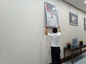 Foto: Barang dan Lukisan Djarot Diangkut dari Ruang Gubernur