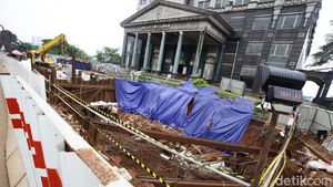 Foto: Penampakan Longsor di Depan Menara Saidah