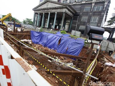 Foto: Penampakan Longsor di Depan Menara Saidah