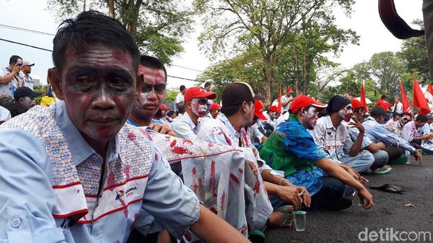 wajah buruh dicat menyerupai zombi