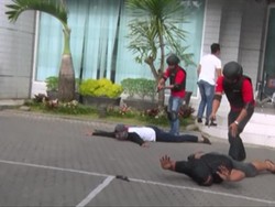 Seru! Ada Simulasi Perampokan Bank yang Dikira Betulan