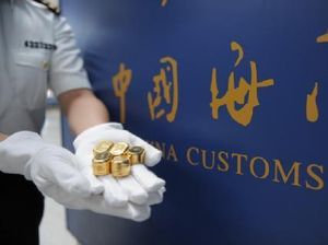 Nekat! Traveler Ini Sembunyikan Emas Batangan di Pantat