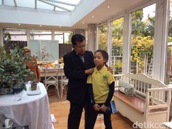 Canda Wapres JK dengan Cucu di Hari Sepak Bola Inggris