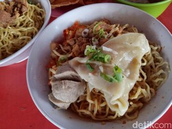 Mie Uleg Rio: Pedas Mantap! Mie Ayam Komplet dengan Paduan Cabai Ulek