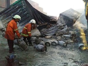 Pelayanan ke Pelanggan Normal Usai 7 Kontainer Depo SPIL Terbakar