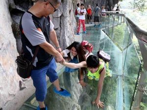 Ngeri-ngeri Sedap! Naik Jembatan Gantung Kaca di China