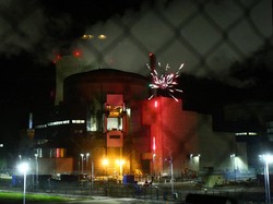 Aksi Aktivis Greenpeace di Pembangkit Listrik Tenaga Nuklir