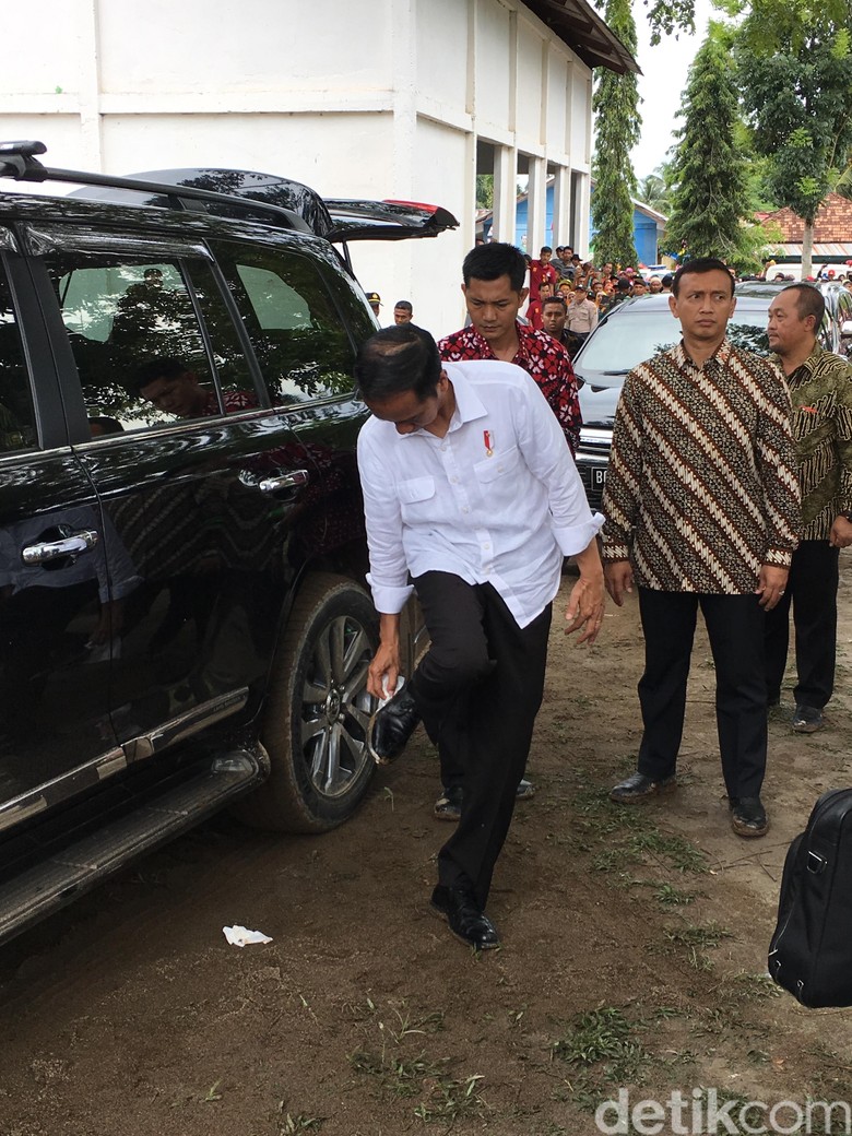 Foto: Saat Jokowi Bersihkan Sepatu yang Berlumpur