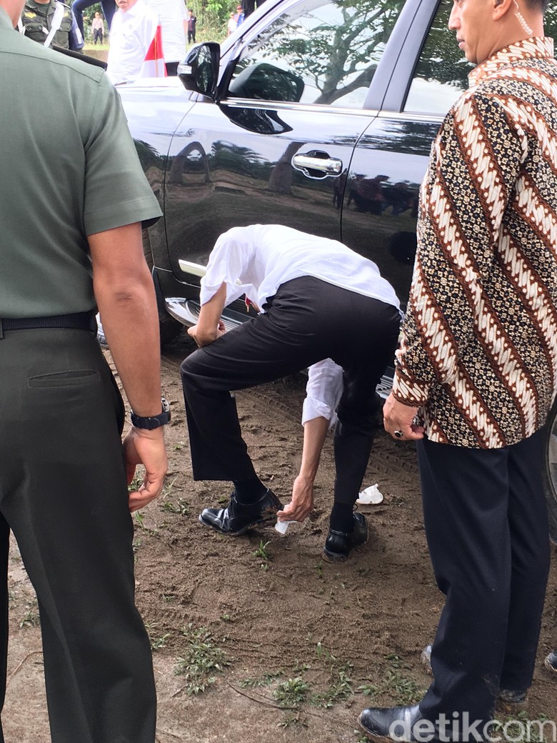 Foto: Saat Jokowi Bersihkan Sepatu yang Berlumpur