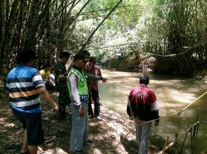 Basarnas Cari Ayah Dua Anak yang Hanyut di Sungai saat Mandi Basarnas Cari Ayah Dua Anak yang Hanyut di Sungai saat Mandi