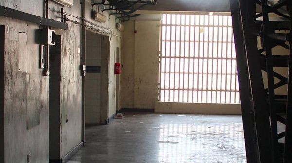 Foto: Tur ke Bekas Penjara Berhantu