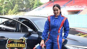 Foto: Cantiknya Alexandra Asmasoebrata yang Tampil Feminin di Luar Balap