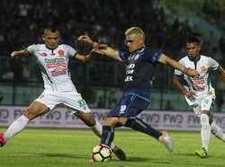 Arema Ditahan Imbang PS TNI