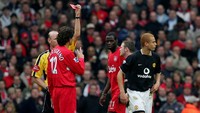 Bek MU Wes Brown mendapat dua kartu kuning saat MU menang 1-0 di Anfield pada Januari 2005. Jamie Carragher, Antonio Nunez, Roy Keane, Wayne Rooney, dan Quinton Fortune juga mendapat kartu kuning. Foto: Alex Livesey/Getty Images
