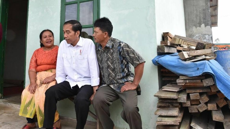Saat Presiden Duduk Sejajar dengan Keluarga Korban Sinabung