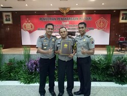 Kisah Polisi Bangun Rumah Kakek Nenek yang Tinggal dengan Ternak