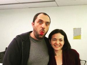 Pernyataan Lengkap Pengunduran Diri CEO WhatsApp