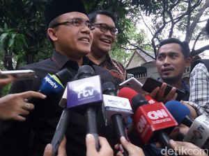 Berkemeja Hitam, Bupati Anas Merapat ke Kediaman Mega