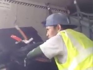 Viral Video Maling Koper Kembali Beraksi di Bagasi Pesawat Viral Video Maling Koper Kembali Beraksi di Bagasi Pesawat