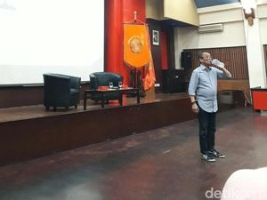 Gaya Cool Dirjen Pajak Saat Mengisi Kuliah Umum di UI