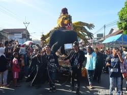Masyarakat Tumpah Ruah Melihat Tradisi Nadran Gunung Jati
