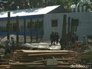 Bangunan Hotel Ambruk Timpa Pekerja, 4 Orang Luka, 1 Tertimbun
