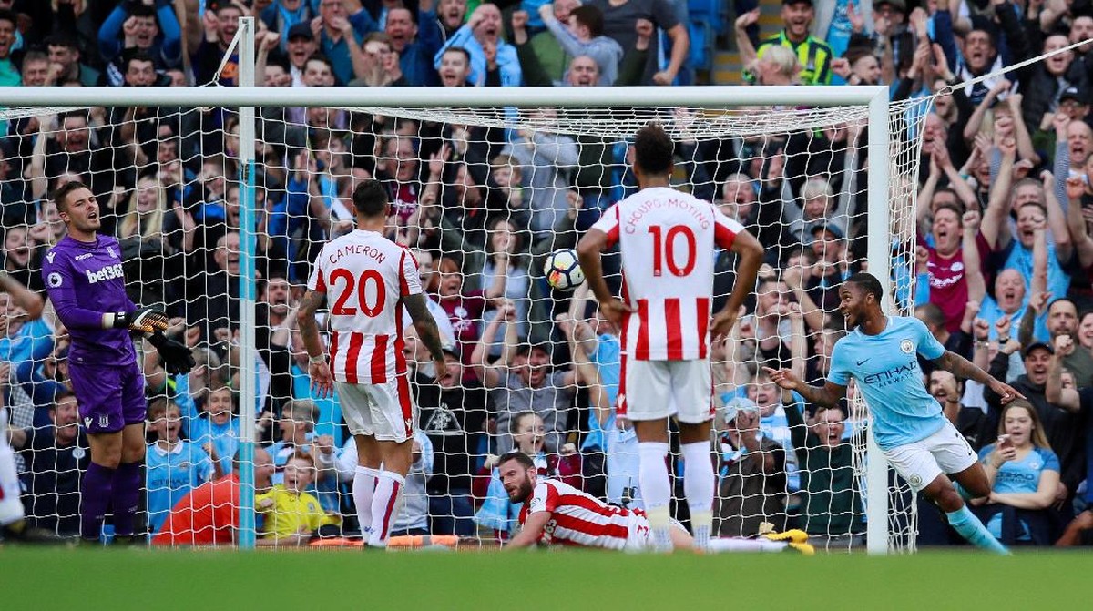 Raheem Sterling merayakan golnya (Foto: Jason Cairnduff/Action Images via Reuters)