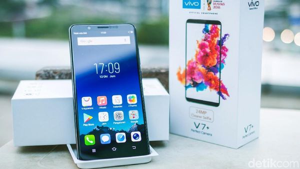 Unboxing Ponsel Jagoan Selfie Vivo V7+