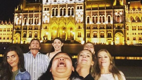 Pose Kocak Selfie Antimainstream Saat Traveling