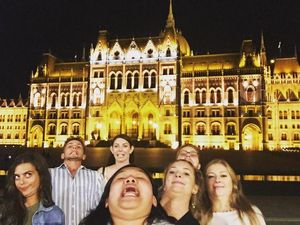 Pose Kocak Selfie Antimainstream Saat Traveling