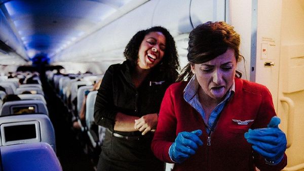 Rangkaian Foto Ini Ungkap Sisi Lain di Balik Senyum Pramugari