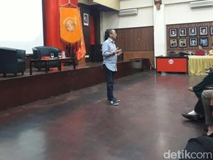 Gaya Santai Dirjen Pajak di Kampus UI: Celana Jeans dan Onitsuka