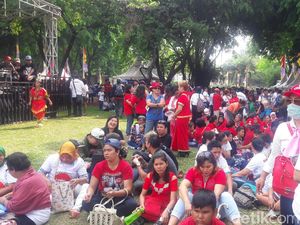 Relawan Jokowi-Ahok-Djarot Mulai Berdatangan ke Lapangan Banteng