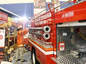 Parah! Viral Damkar Telat ke TKP gegara Mobil Parkir Sembarangan di Jalan